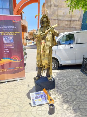 "Estatuas vivientes" atraen miradas en el centro de la ciudad de Potosí