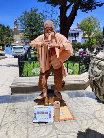 "Estatuas vivientes" atraen miradas en el centro de la ciudad de Potosí