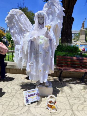 "Estatuas vivientes" atraen miradas en el centro de la ciudad de Potosí