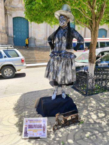 "Estatuas vivientes" atraen miradas en el centro de la ciudad de Potosí