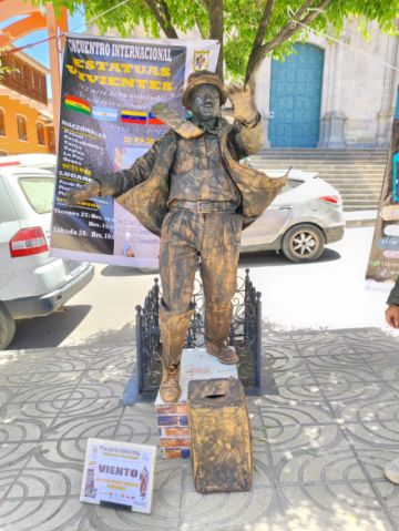 "Estatuas vivientes" atraen miradas en el centro de la ciudad de Potosí