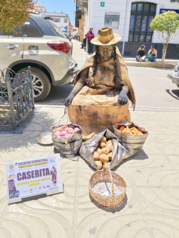 "Estatuas vivientes" atraen miradas en el centro de la ciudad de Potosí