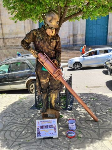 "Estatuas vivientes" atraen miradas en el centro de la ciudad de Potosí