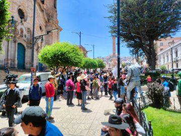 "Estatuas vivientes" atraen miradas en el centro de la ciudad de Potosí