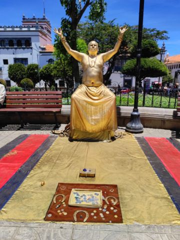 "Estatuas vivientes" atraen miradas en el centro de la ciudad de Potosí