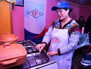 El presidente Luis Arce inaugura gas a domicilio que beneficia a 9.580 habitantes de Uncía