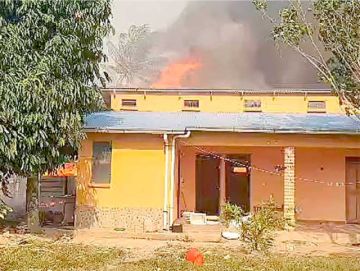 Fuego obliga a tacanas a abandonar sus casas