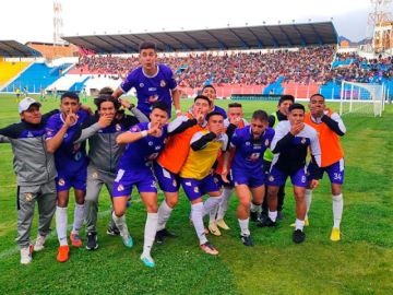 Los jugadores lilas celebran el gol junto de Matías Vicedo.