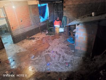 Colapsa un muro y se inundan viviendas por intensa lluvia en Sucre