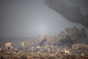 El humo se eleva después de una explosión tras un ataque israelí en el norte de la Franja de Gaza.