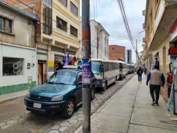 Los motorizados deben recorrer cuadras para poder acceder a combustible para desplazarse o realizar su trabajo.