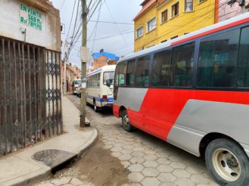 Los motorizados deben recorrer cuadras para poder acceder a combustible para desplazarse o realizar su trabajo.