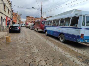 Los motorizados deben recorrer cuadras para poder acceder a combustible para desplazarse o realizar su trabajo.