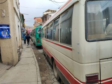 Los motorizados deben recorrer cuadras para poder acceder a combustible para desplazarse o realizar su trabajo.