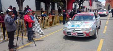 Pasado el mediodía comenzaron a llegar los competidores de la carrera Doble Sucre Potosí a la plaza 10 de Noviembre.