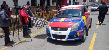 Pasado el mediodía comenzaron a llegar los competidores de la carrera Doble Sucre Potosí a la plaza 10 de Noviembre.