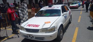 Pasado el mediodía comenzaron a llegar los competidores de la carrera Doble Sucre Potosí a la plaza 10 de Noviembre.