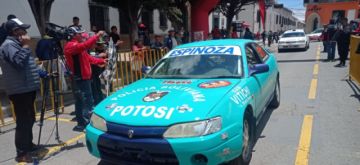 Pasado el mediodía comenzaron a llegar los competidores de la carrera Doble Sucre Potosí a la plaza 10 de Noviembre.