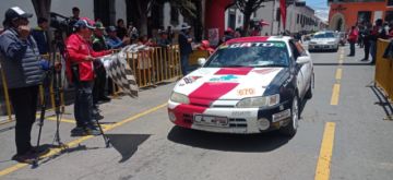 Pasado el mediodía comenzaron a llegar los competidores de la carrera Doble Sucre Potosí a la plaza 10 de Noviembre.