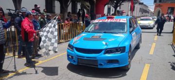 Pasado el mediodía comenzaron a llegar los competidores de la carrera Doble Sucre Potosí a la plaza 10 de Noviembre.