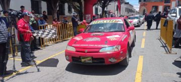 Pasado el mediodía comenzaron a llegar los competidores de la carrera Doble Sucre Potosí a la plaza 10 de Noviembre.