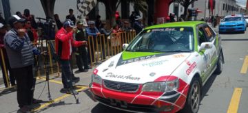 Pasado el mediodía comenzaron a llegar los competidores de la carrera Doble Sucre Potosí a la plaza 10 de Noviembre.