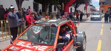 Pasado el mediodía comenzaron a llegar los competidores de la carrera Doble Sucre Potosí a la plaza 10 de Noviembre.