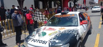 Pasado el mediodía comenzaron a llegar los competidores de la carrera Doble Sucre Potosí a la plaza 10 de Noviembre.