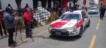 Pasado el mediodía comenzaron a llegar los competidores de la carrera Doble Sucre Potosí a la plaza 10 de Noviembre.