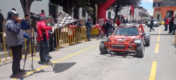 Pasado el mediodía comenzaron a llegar los competidores de la carrera Doble Sucre Potosí a la plaza 10 de Noviembre.