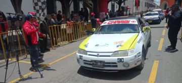 Pasado el mediodía comenzaron a llegar los competidores de la carrera Doble Sucre Potosí a la plaza 10 de Noviembre.
