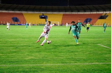 Maximiliano Núñez (i) se enfrenta a un rival.