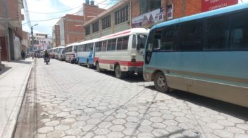 hay largas filas a varias cuadras de las estaciones de servicio.