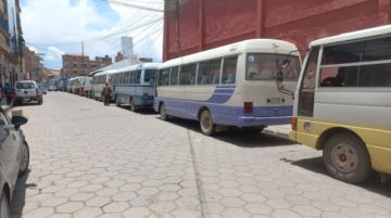 hay largas filas a varias cuadras de las estaciones de servicio.