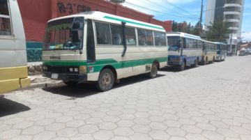 hay largas filas a varias cuadras de las estaciones de servicio.