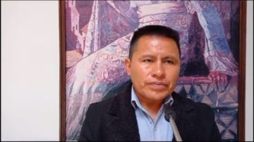 Movilizan equipo pesado para salvar puente afectado por la crecida de un río en Tacobamba