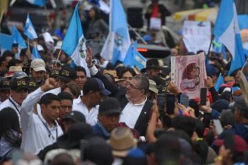 El presidente electo de Guatemala marcha junto a indígenas en “defensa de la democracia”