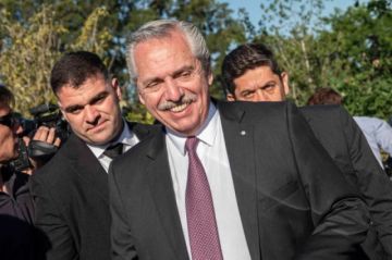 El presidente de Argentina pide “defender cada día” la democracia tras 40 años de su retorno
