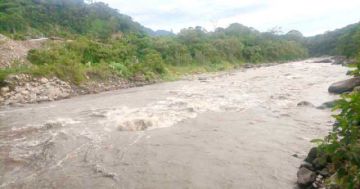 La crecida de un río pone en riesgo la  estabilidad de puente en Tacobamba