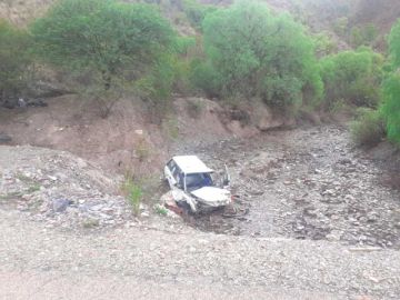 Dos personas pierden la vida tras despeñarse un vehículo en Viña Pampa