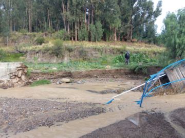 Tras intensa lluvia de anoche, el río de Quivincha arrasó con el único puente peatonal que conecta a las comunidades de Quivincha Alta y Quivincha Baja, municipio de Betanzos de Po