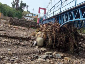 Tras intensa lluvia de anoche, el río de Quivincha arrasó con el único puente peatonal que conecta a las comunidades de Quivincha Alta y Quivincha Baja, municipio de Betanzos de Po
