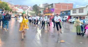 Danzarines bailaron en el piso mojado.