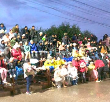 Las familias se apostaron abrigadas para ver la entrada.