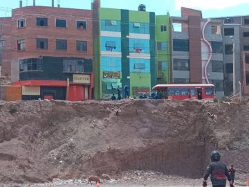 En esta se puede ver a un policía, a la izquierda.