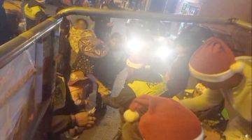 Policía entrega ají de fideo a familias por la noche.