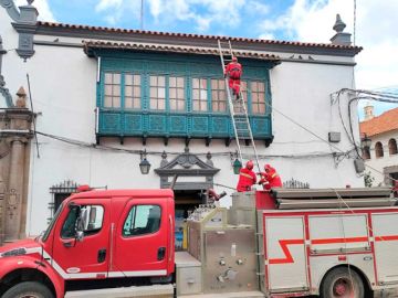 Gato negro huye de rescatistas policiales