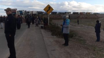 Transportistas bloquean  el camino Potosí - Uyuni