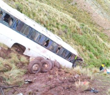 Reportan dos muertos tras despeñarse  un bus