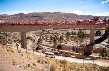 Policía rescata a adolescente que quería tomarse una selfie de lo alto de un puente
